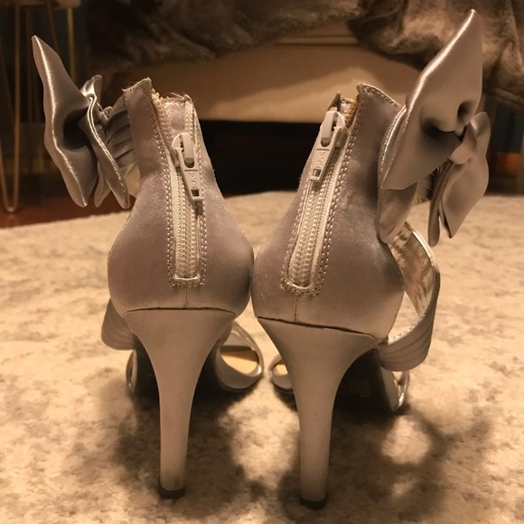 Silver Jacqueline Ferrar heels with detachable bow - Picture 3 of 7